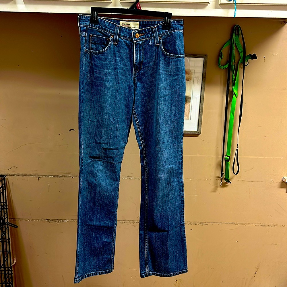 Size 6, Levi jeans. Lightly worn. No damage. Just don’t fit anymore.
